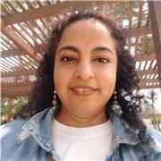 Profesora de comunicación imparte clases a niños de todas las edades